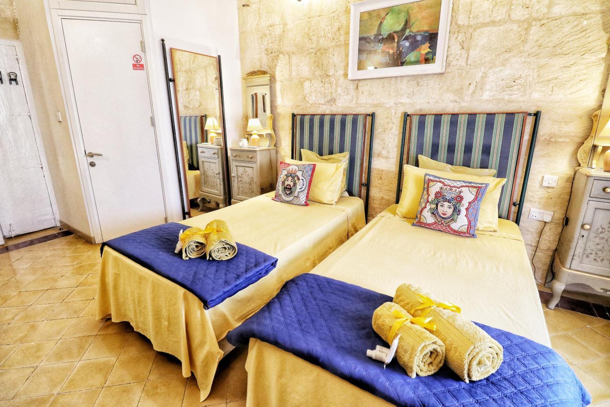 The Knight - Heritage & Art Home At Birgu Square Exterior photo